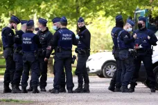 Belgičané pátrají po bývalém vojákovi, který ukradl zbraně a vyhrožuje útoky na tamní elity