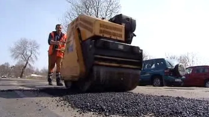 Oprava rozbité silnice v Karlovarském kraji