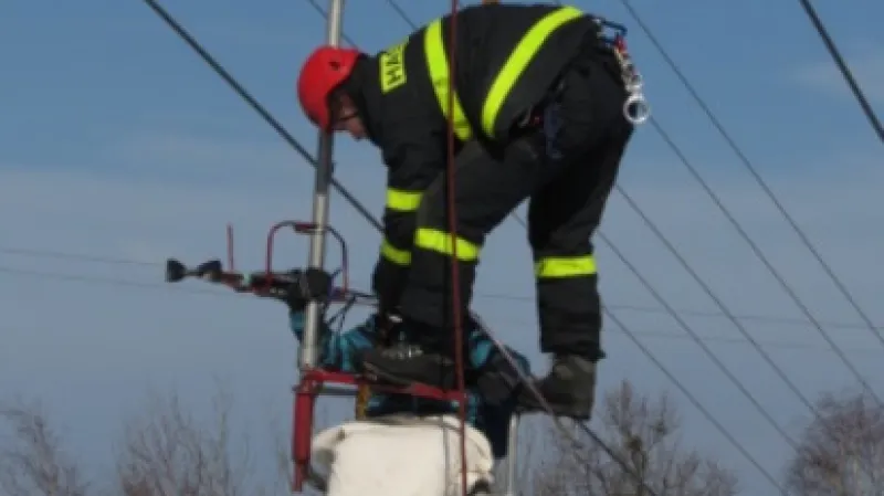 Hasiči pomáhají lidem uvízlým na lanovce na Javorový vrch