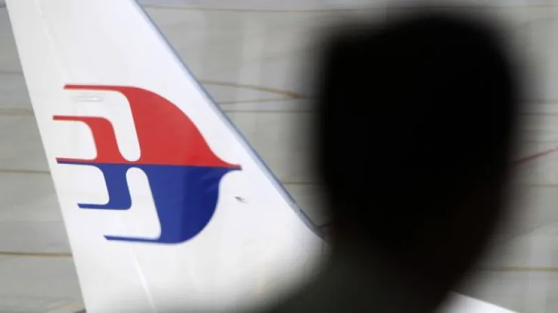 Posádku zmizelého boeingu někdo donutil změnit trasu