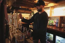 Britská vláda odložila plánované zvýšení daně u alkoholu v restauracích. Chce zabránit zavírání podniků