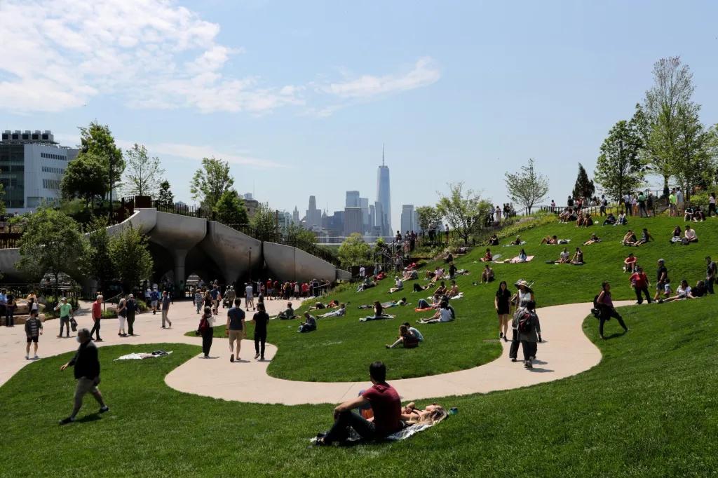 Manhattan mění svoji tvář. Pro návštěvníky otevřel novy umělý ostrov, na kterém vyrostl park