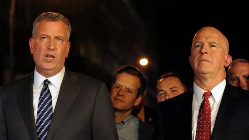 Newyorský starosta Bill de Blasio and policejní vyšetřovatel James O'Neill
