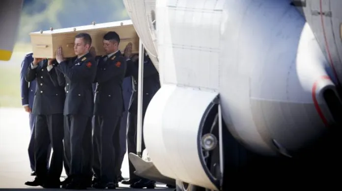 Události: Ostatky prvních obětí letu MH17 jsou v Nizozemsku