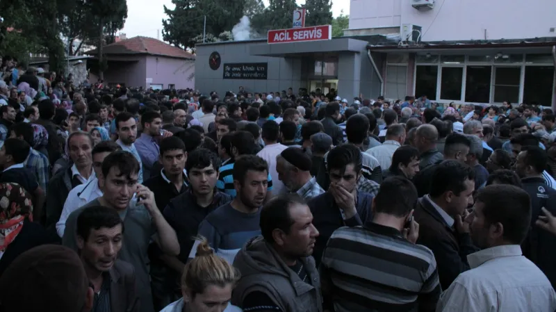 Příbuzní horníků čekají před vstupem do dolu