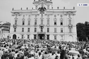 Narozeniny kardinála Tomáška vedly k demonstraci proti Husákovi. Před třiceti lety přestával režim s církví bojovat