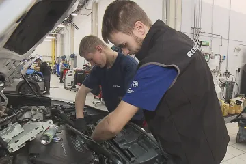 Autoservisům chybí mechanici či klempíři, lákají je na štědré platy i bonusy