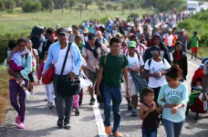 USA opevňují hranici kvůli migrantům. Trump mluví až o 15 tisících vojáků, míří k ní i ozbrojení civilisté