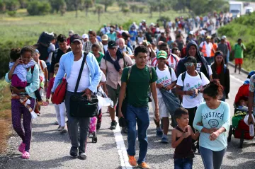 USA opevňují hranici kvůli migrantům. Trump mluví až o 15 tisících vojáků, míří k ní i ozbrojení civilisté