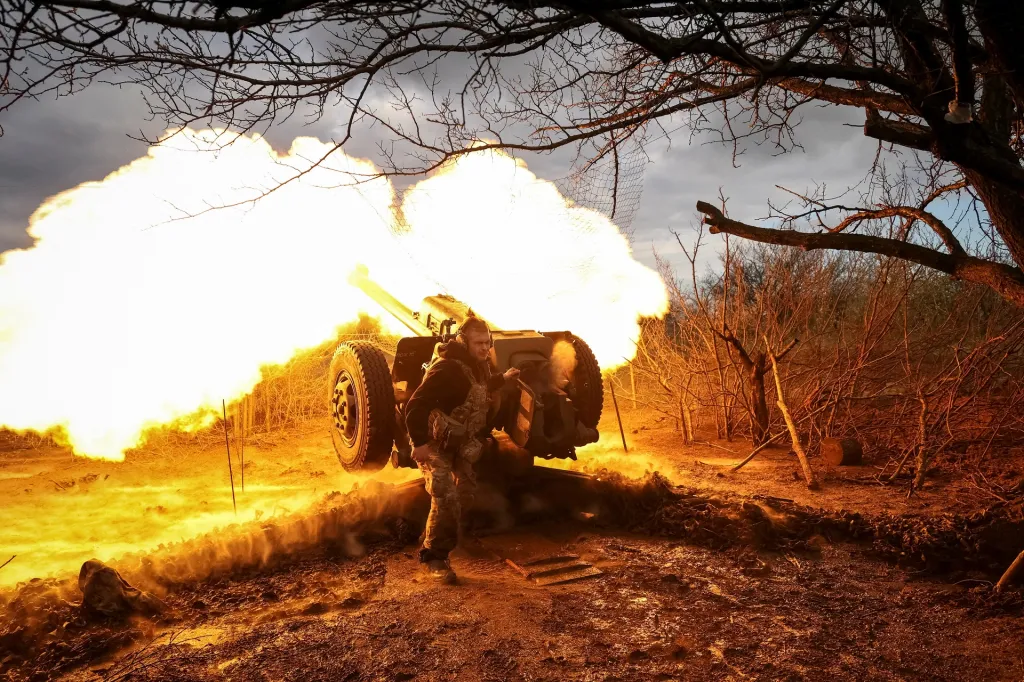 Ukrajinský voják střílí z houfnice na frontě poblíž Bachmutu (foceno 23. dubna 2023)