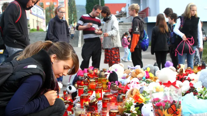V Klášterci nad Ohří děti 11. září ráno zapalovaly svíčky před základní školou, kterou navštěvovala zavražděná devítiletá dívka.
