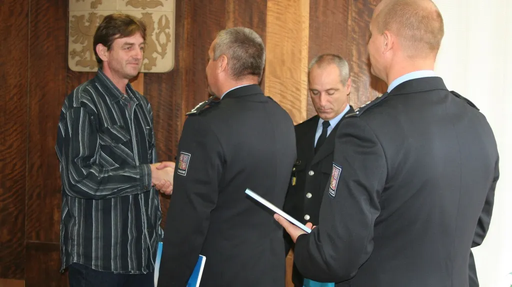 Policisté ocenili trojici mužů za zpacifikování lupiče