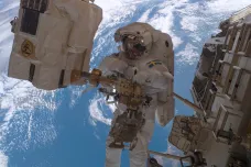 Dva astronauti na sedmihodinové misi opravovali ISS