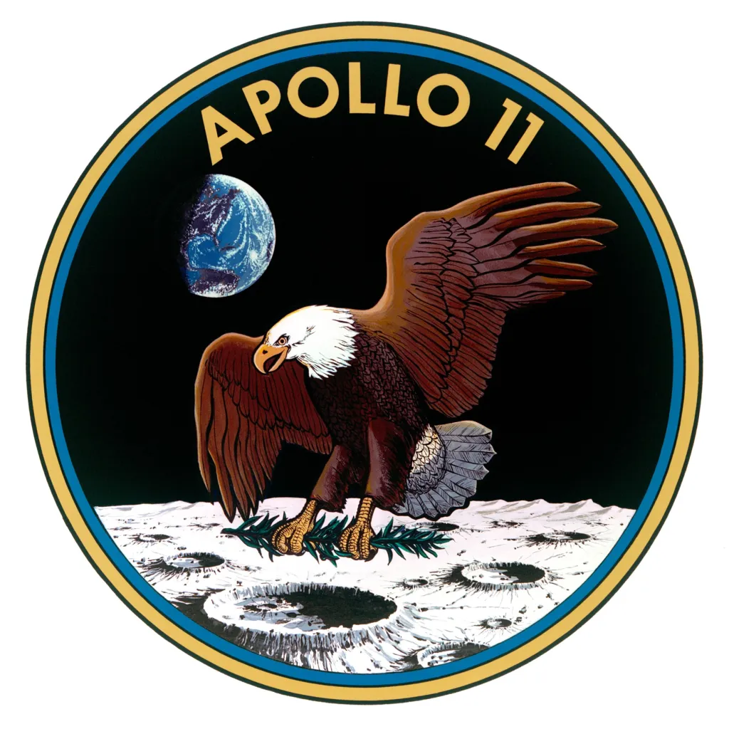 Oficiální znak Apolla 11 byl výsledkem práce mnoha účastníků projektu Apollo, avšak s hlavním návrhem přišel Collins, měl symbolizovat mírumilovný a americký charakter prvního přistání na Měsíci