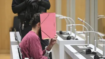 Obžalovaný u soudu ve Stuttgartu před začátkem procesu v únoru 2025