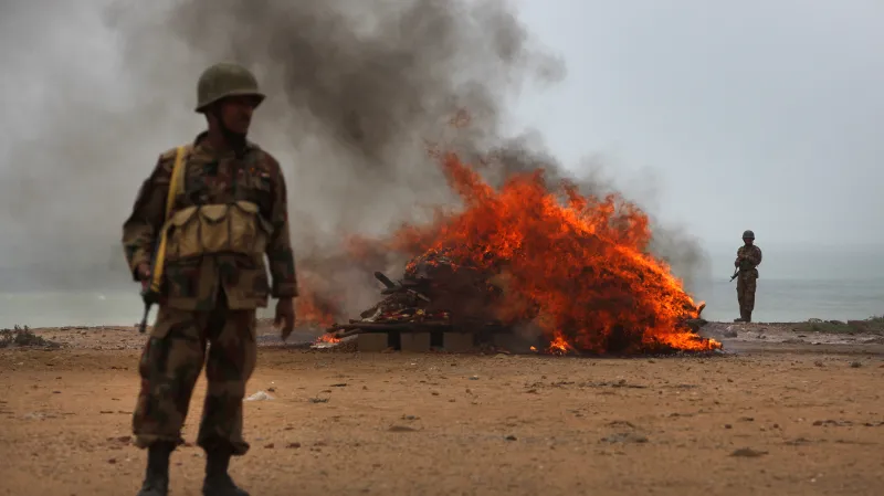 V řadě zemí je betel pro jeho psychoaktivní účinky nelegální. Snímek ukazuje pálení betelových ořechů zabavených v Pákistánu