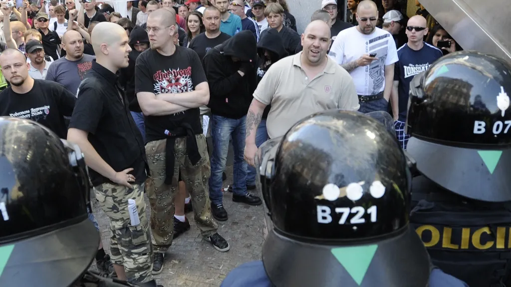 Policie odděluje anarchisty a příznivce DSSS