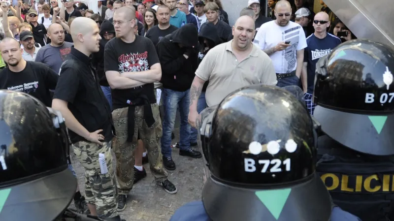 Policie odděluje anarchisty a příznivce DSSS