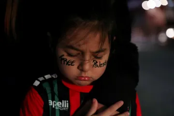 Týden obrazem: Izraelsko-palestinský konflikt, inferno v Řecku a Eiffelova věž s útesy