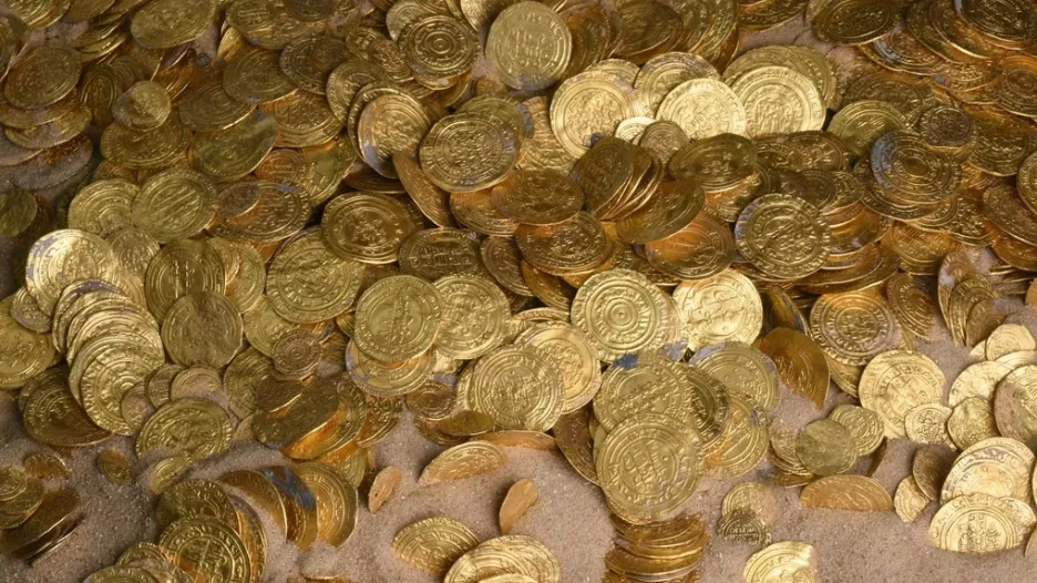 Potápěči vylovili mince staré tisíc let
