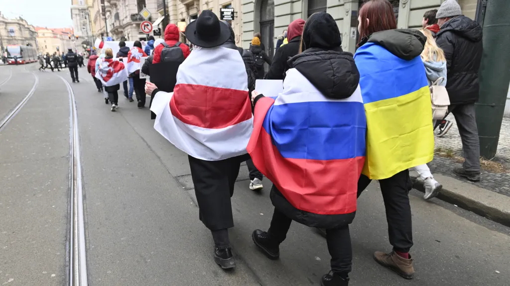 Běloruská vlajka používána jako protest proti Lukašenkově vládě, ruská vlajka a ukrajinská vlajka