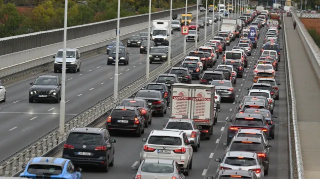 Řidiče v Praze čekají další omezení