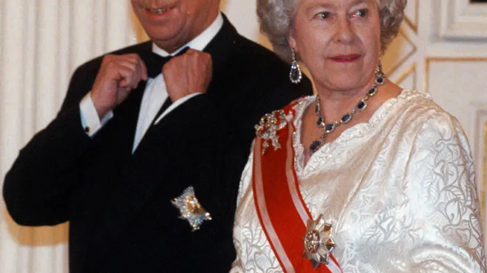Alžběta II. v doprovodu Václava Havla při slavnostní večeři na Pražském hradě