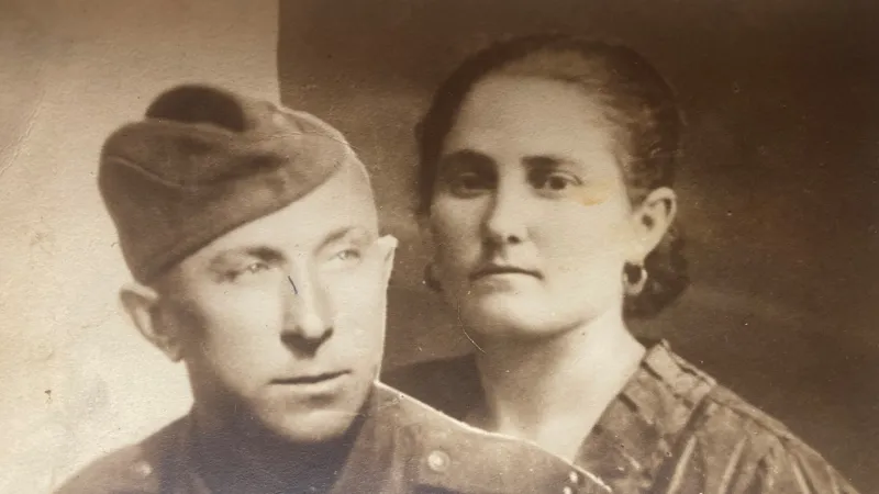 Tatínek Poldiny Josef Pirkl s fotografií maminky Kristýny