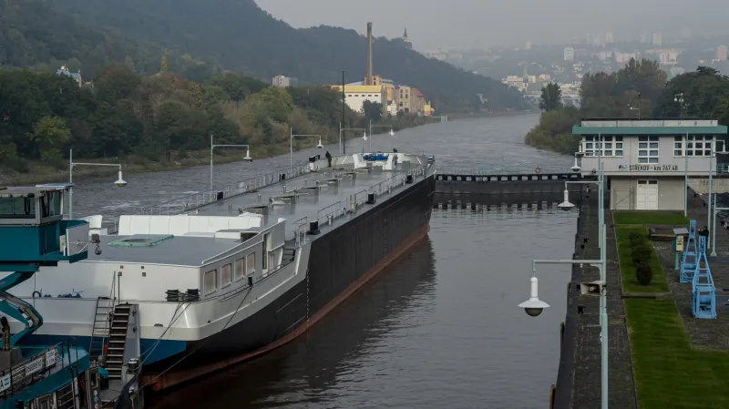 Plavba tankeru po Labi