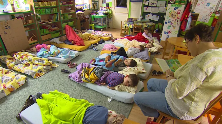 Paní Nečásková má vnoučata v Německu, čte proto dětem ve školce