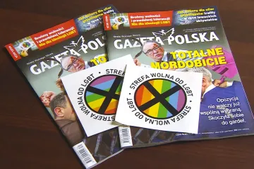 Averze vůči sexuálním menšinám se šíří Polskem. Samolepky vydal i konzervativní týdeník