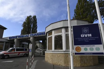 V kauze Ústřední vojenské nemocnice policie obvinila deset lidí
