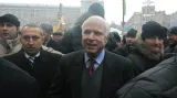 Americký senátor McCain mezi opozičními demonstranty v Kyjevě