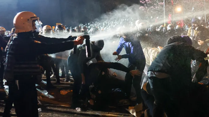 Zásah policie proti demonstrantům v Istanbulu