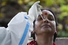Indie chce mít očkování proti koronaviru do půlky srpna. Experti jsou znepokojeni