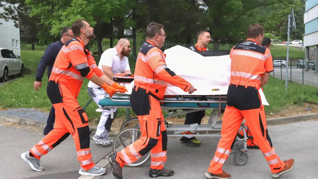 Na snímku zdravotníci převáží slovenského premiéra Roberta Fica po atentátu do nemocnice