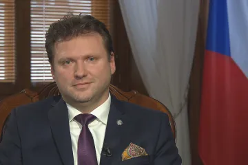 Rozhoduje se ve volbách, ne na ulici ani udáváním do Bruselu, vzkázal v novoročním projevu šéf sněmovny Vondráček