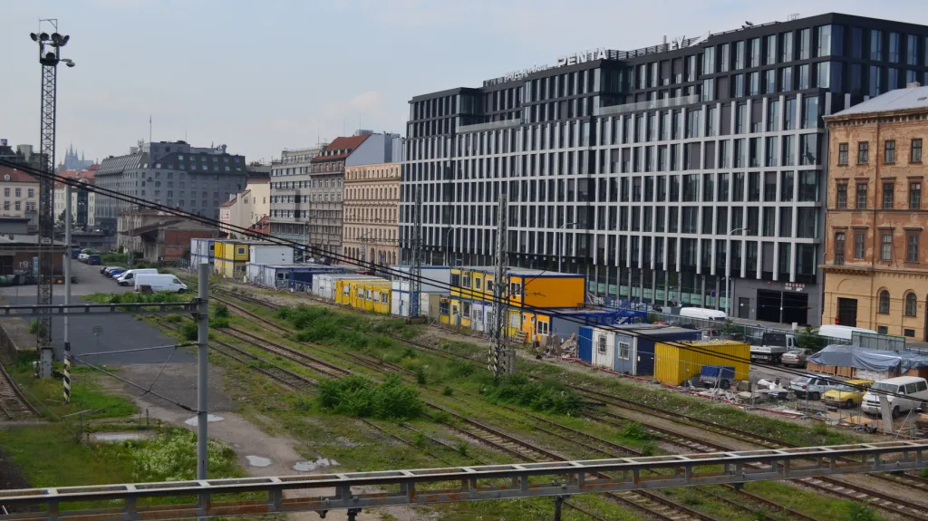 Nová zástavba u Masarykova nádraží má navázat na již existující budovu Florentinum na druhé straně ulice Na Florenci, která nahradila bývalou tiskárnu Rudého práva