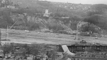 Výstavba nového Barrandovského mostu přes Vltavu v Praze 4 v březnu 1980.