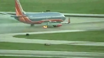 Hořící pneumatika letadla Southwest Airlines