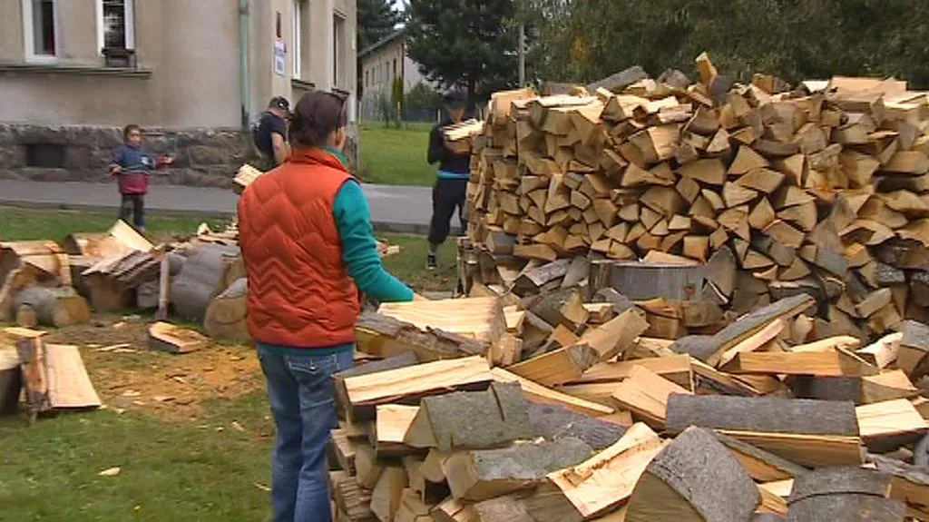 Občané Dobrné chystají dřevo pro místní školku