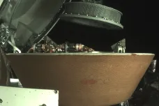 Sondě OSIRIS-REx se konečně povedlo zavřít dvířka schrány se vzorky z asteroidu