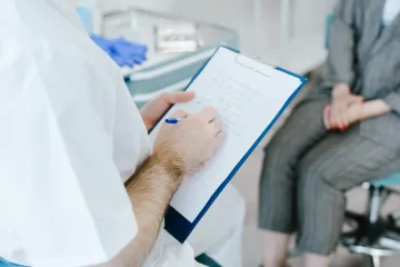 Studenti zdravotnictví budou moci dříve pracovat v nemocnicích, schválil Senát