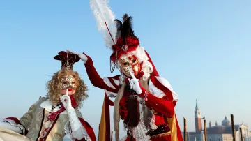 Slavné benátské masky se tradičně nosily v období karnevalu a umožňovaly občanům skrýt pod maskou svou identitu při ne-zcela bohulibých a církví schválených aktivitách. Po určitou dobu pak byly dokonce ilegální. Dnes jsou klasickým turistickým suvenýrem