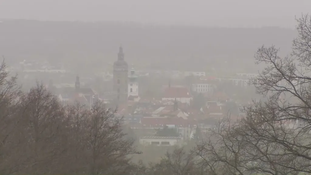 Opar ze saharského prachu ze začátku dubna