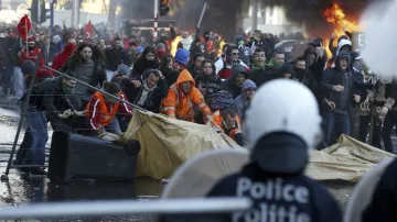 Střety demonstrantů s policií v centru Bruselu