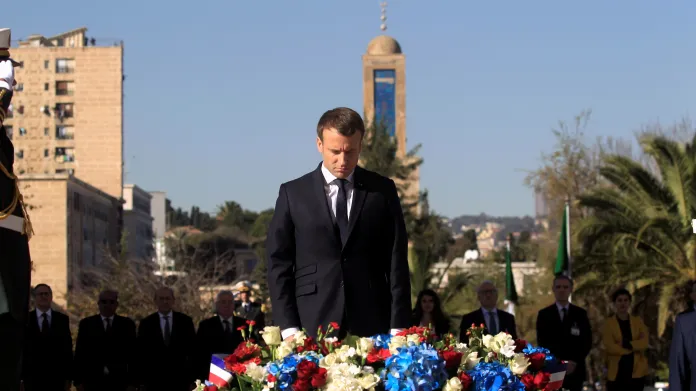 Emmanuel Macron u Památníku mučedníků v Alžíru