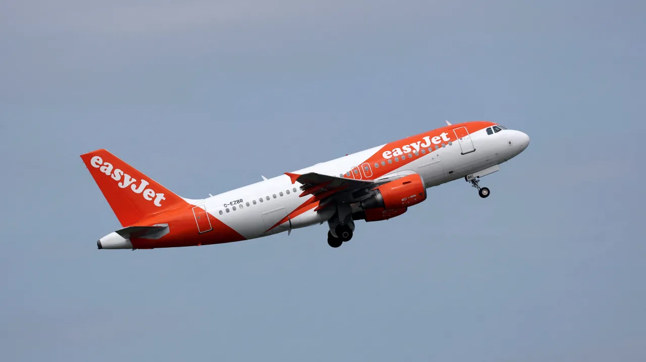 Ceny leteckého paliva prudce stoupají, aerolinky ruší lety