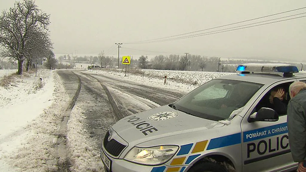 Rozbředlý sníh na silnici