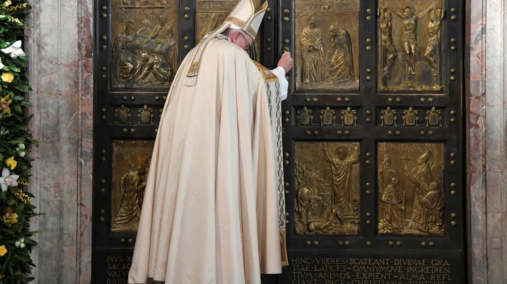 František zavírá Svatou bránu